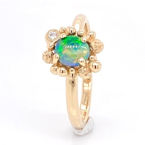 Ring lavet i 14 karat guld med en solid opal fra Australien og en 0.02 Ct. brilliant på siden. Kommer med certifikat