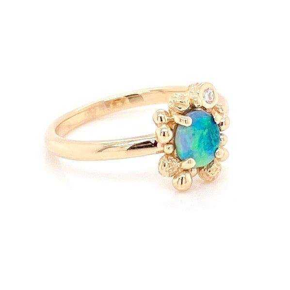 Ring lavet i 14 karat guld med en solid opal fra Australien og en 0.02 Ct. brilliant på siden. Kommer med certifikat